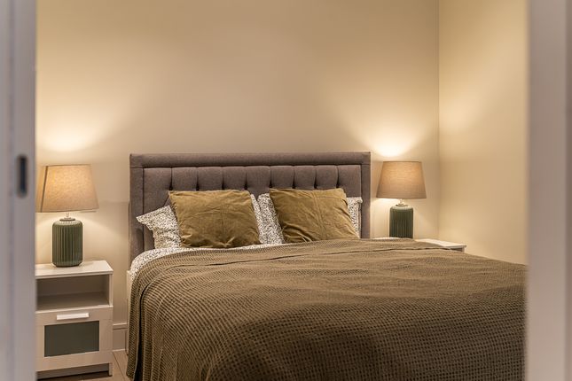 Flat 1b, 33, Cornwall Mansions, Kensington Court, London photo 3