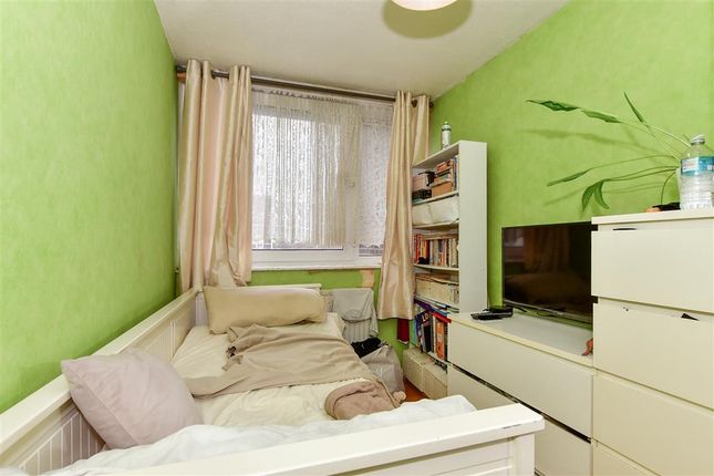 Flat for sale in Navestock Crescent, Woodford Green, Essex