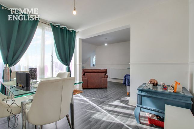 32 Calvert Drive, Basildon photo 5