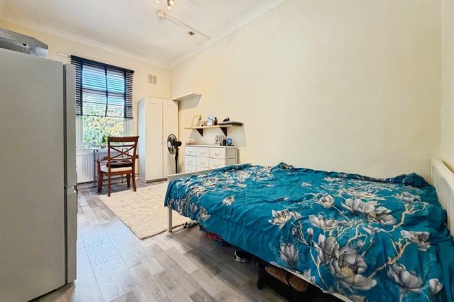 Flat 5, 4, Surrey Crescent, London photo 3