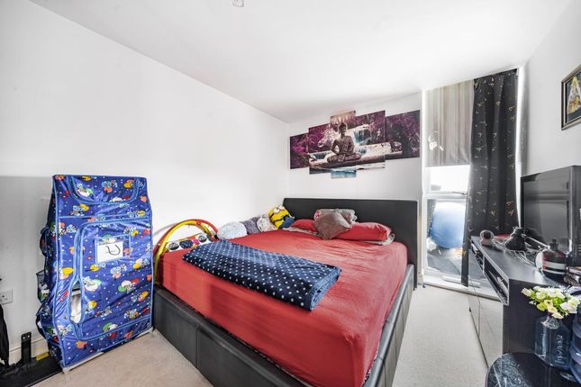 Flat for sale in Heston, Hounslow