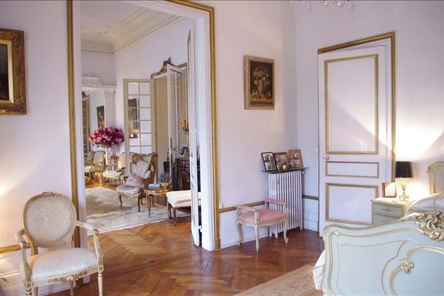 Apartment for sale in 33000 Bordeaux, France