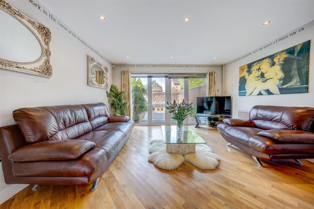 Town house for sale in Schooner Way, Cardiff