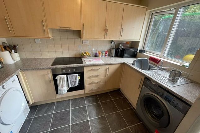 25, Kerry Close, Swindon photo 3