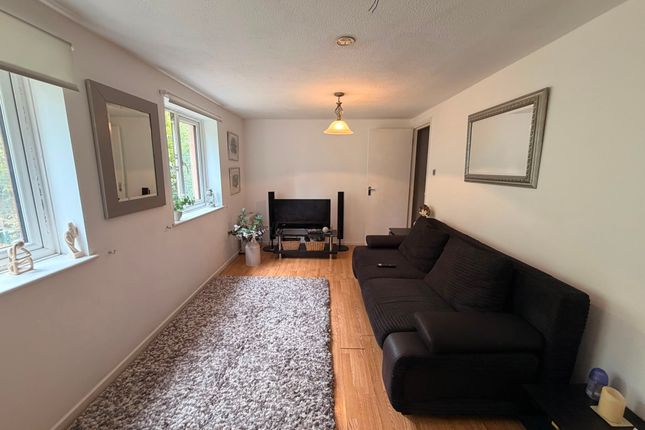 Studio flat on Flat 6, Eleanor Way, Waltham Cross, £150,000