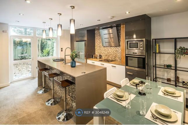 Levana Close, London photo 3