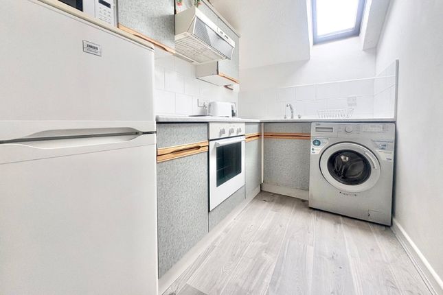 Flat 6, Kestrel House,, Weydon Lane, Surrey photo 3