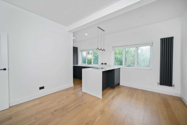 Flat to rent in Downs Road, Hackney