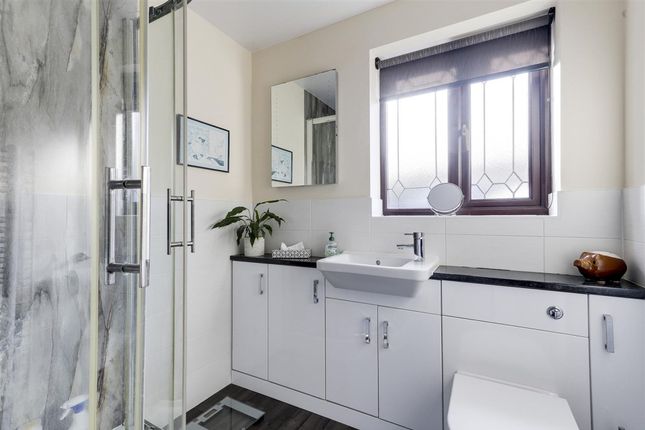 8 Briar Gardens, Nottingham photo 4