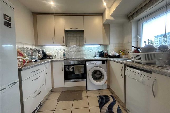 13, Camellia House, Feltham photo 4