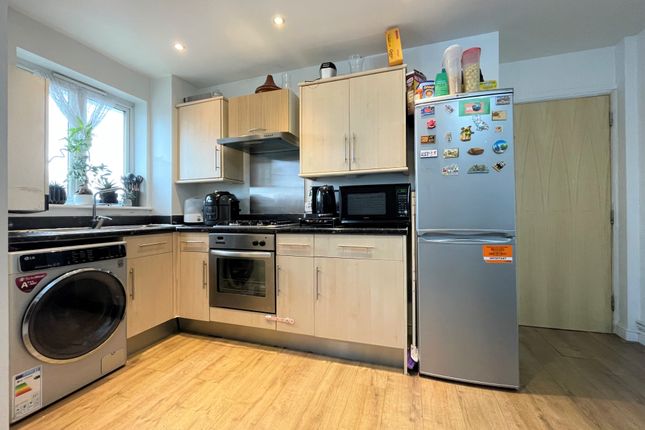 Flat to rent in Prince Road, London