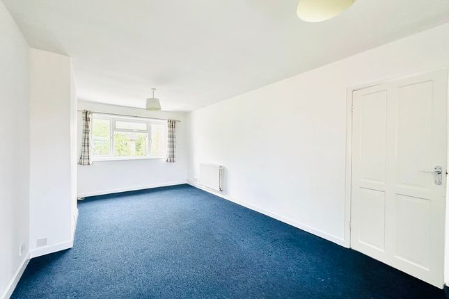 12, Willis Close, Epsom photo 2
