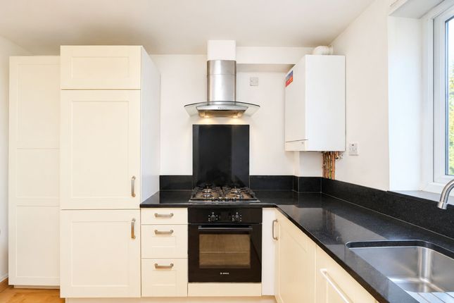 Flat 3, 6 Gruneisen Road, London photo 3