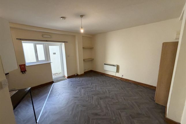 Flat 2 The Stables, 78, Balham Road, London photo 2