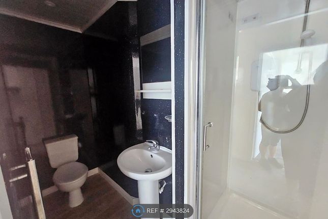 Flat, Kirkhall Lane, Leigh photo 4