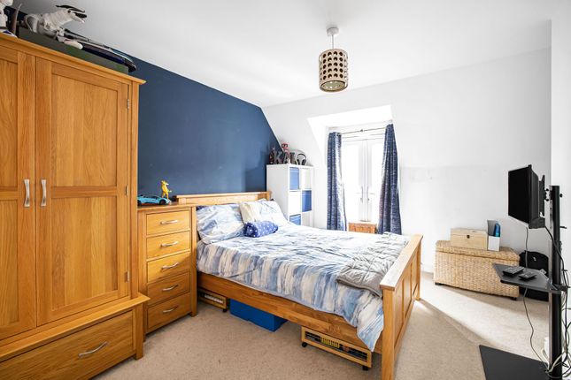 39 Kingshill Drive, High Wycombe photo 4