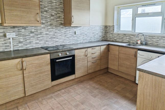 109A Fencepiece Road, Ilford, Greater London photo 4