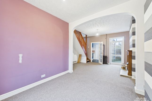 8, Clifton Square, Torfaen photo 2