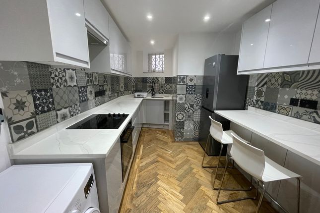 Thumbnail Flat to rent in Campden Hill Road, London