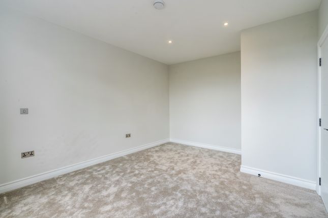 Flat 47, 4, Littleworth Road, Surrey photo 4