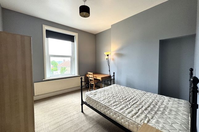 1b 174, Stow Hill, Newport photo 2