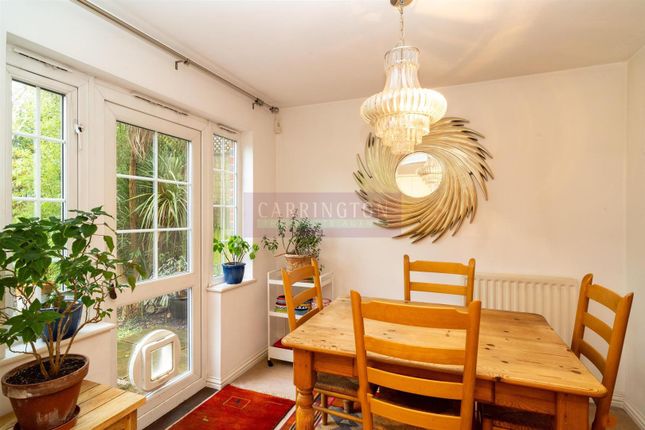 70, Kensington Way, Borehamwood photo 4
