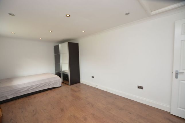 2, Coppermill Road, Staines-Upon-Thames photo 5