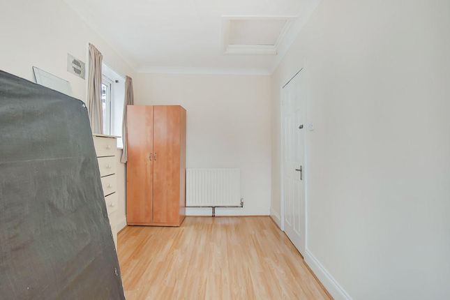 Duplex to rent in High Street, Colliers Wood
