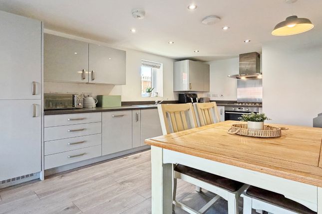 56 Forest Road, Woodley, Berkshire photo 4