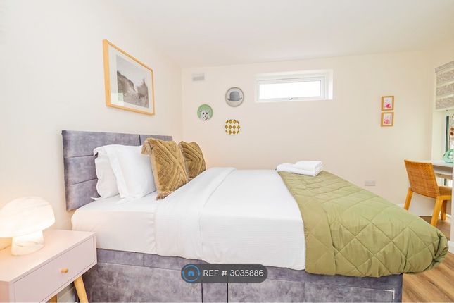 Allingham Close, London photo 5