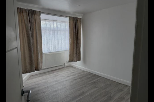 14, Salt Hill Way, Slough photo 5