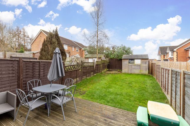 60 Lyon Close, Crawley photo 4