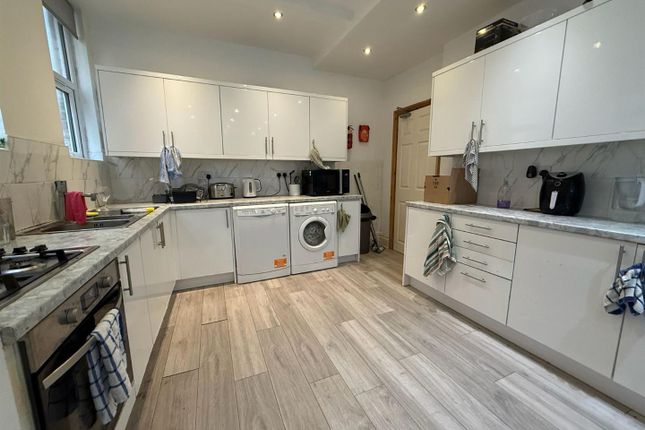 6-bed semi-detached on 42, Derby Road, Manchester, £3,600/mo