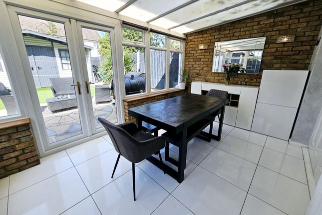 13, Raider Close, Romford photo 4