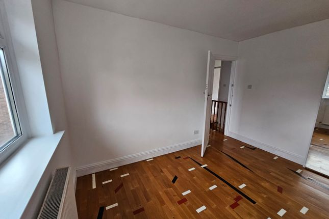 22 Broomcroft Avenue, Yeading photo 4