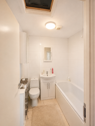 20, Luton photo 5