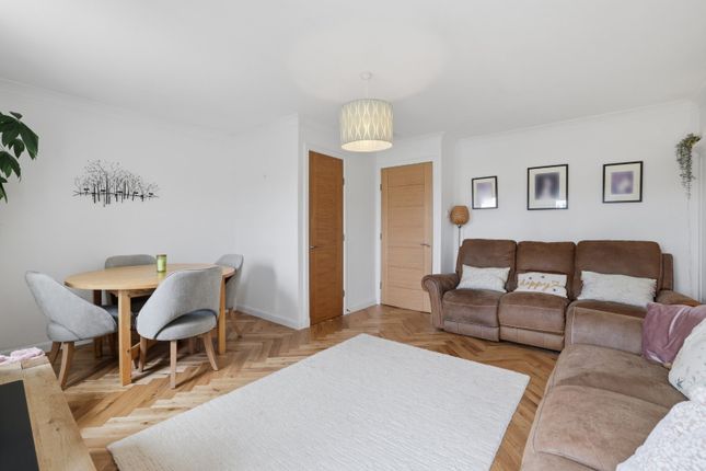 38, Kirklands, Renfrew photo 3