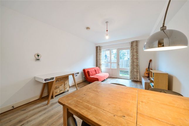 Flat for sale in Queen's Drive, London
