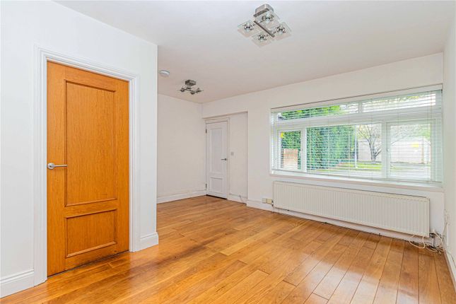 21, St. Peters Close, Bushey photo 2