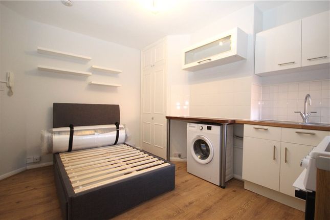 Studio to rent in Baillie Road, Guildford, Surrey