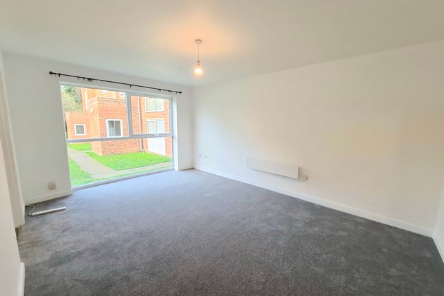 27, Roydon Court, HEMEL HEMPSTEAD photo 3