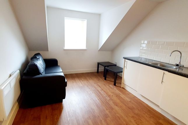Flat to rent in City Road, Roath, Cardiff