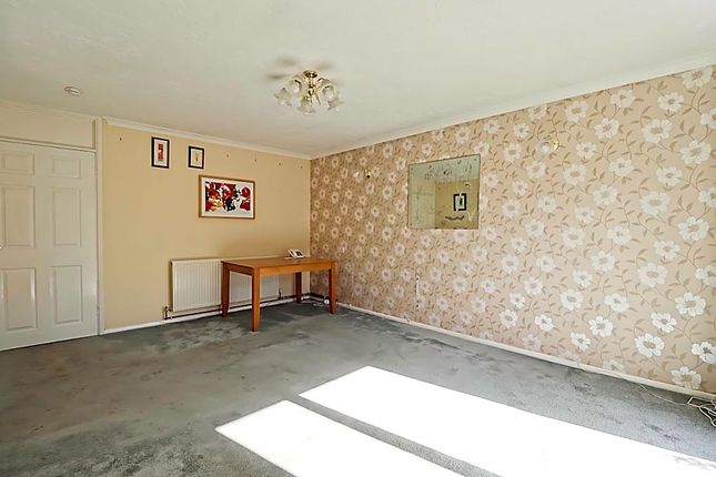 16, Pine Close, Wickford photo 2