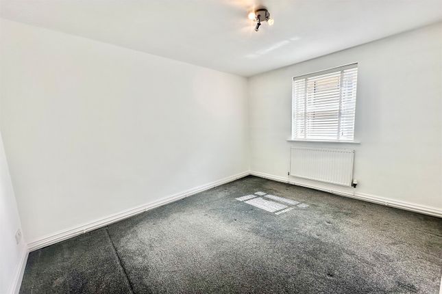 10, Hayden Court, Glossop photo 5