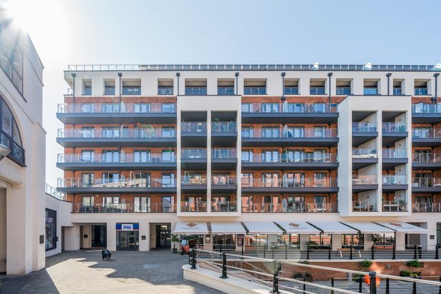 Thumbnail Flat for sale in The Colonnade, Maidenhead