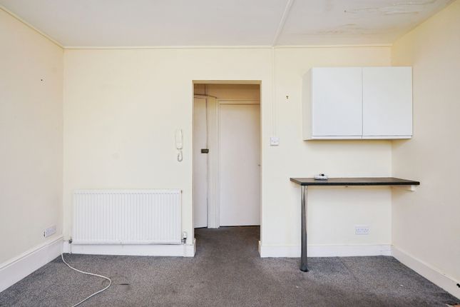 Flat 3, 89, Folkestone Road, Kent photo 4