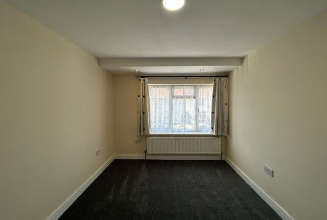 22, DAGENHAM photo 3