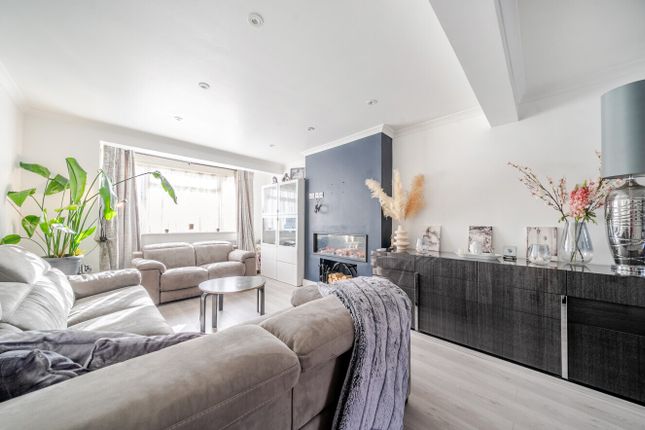 23, Almond Way, Mitcham photo 4