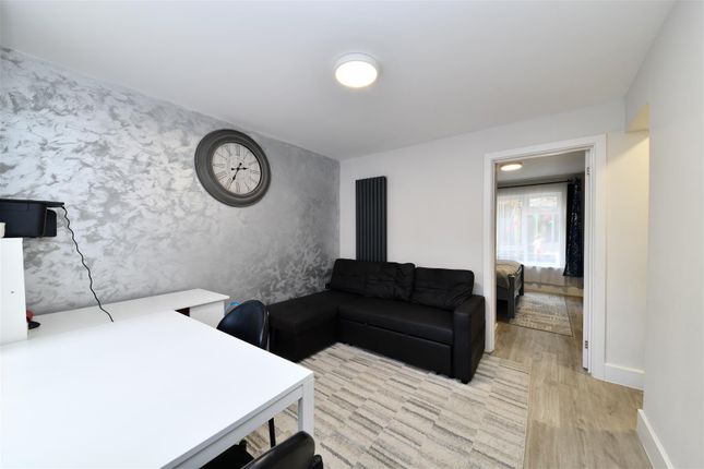 27, Ridgeway, Stevenage photo 3