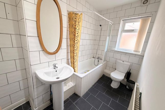 25 Flat 2,, Lascelles Road East, Leeds photo 3